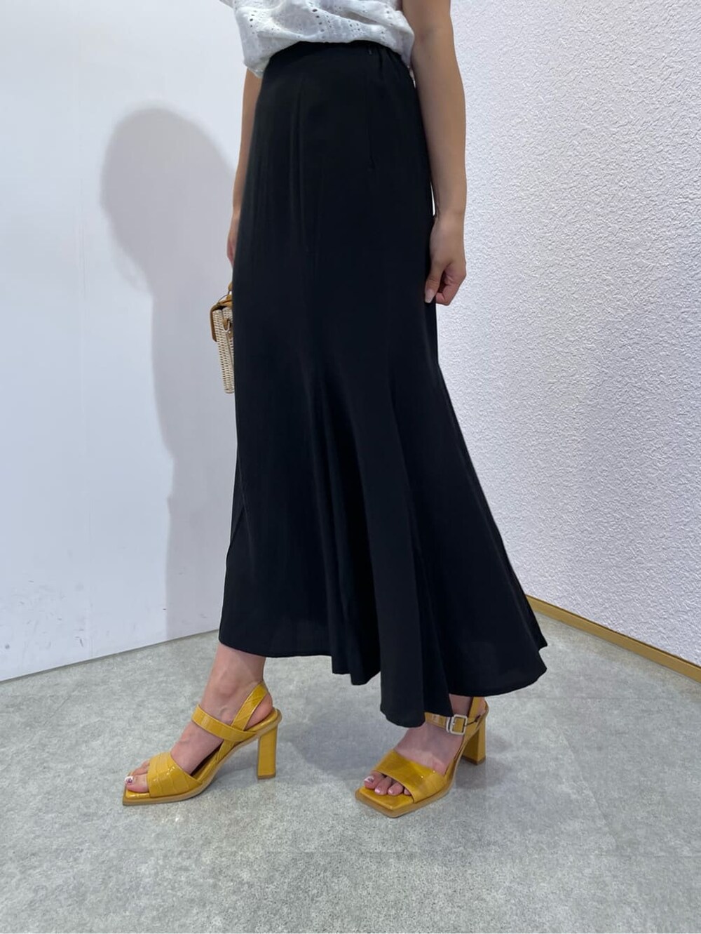 イエロー系のサンダル、ホワイト系のタンクトップ、ベージュ系のショルダーバッグを着用したレディースの夏コーディネートの7枚目の写真