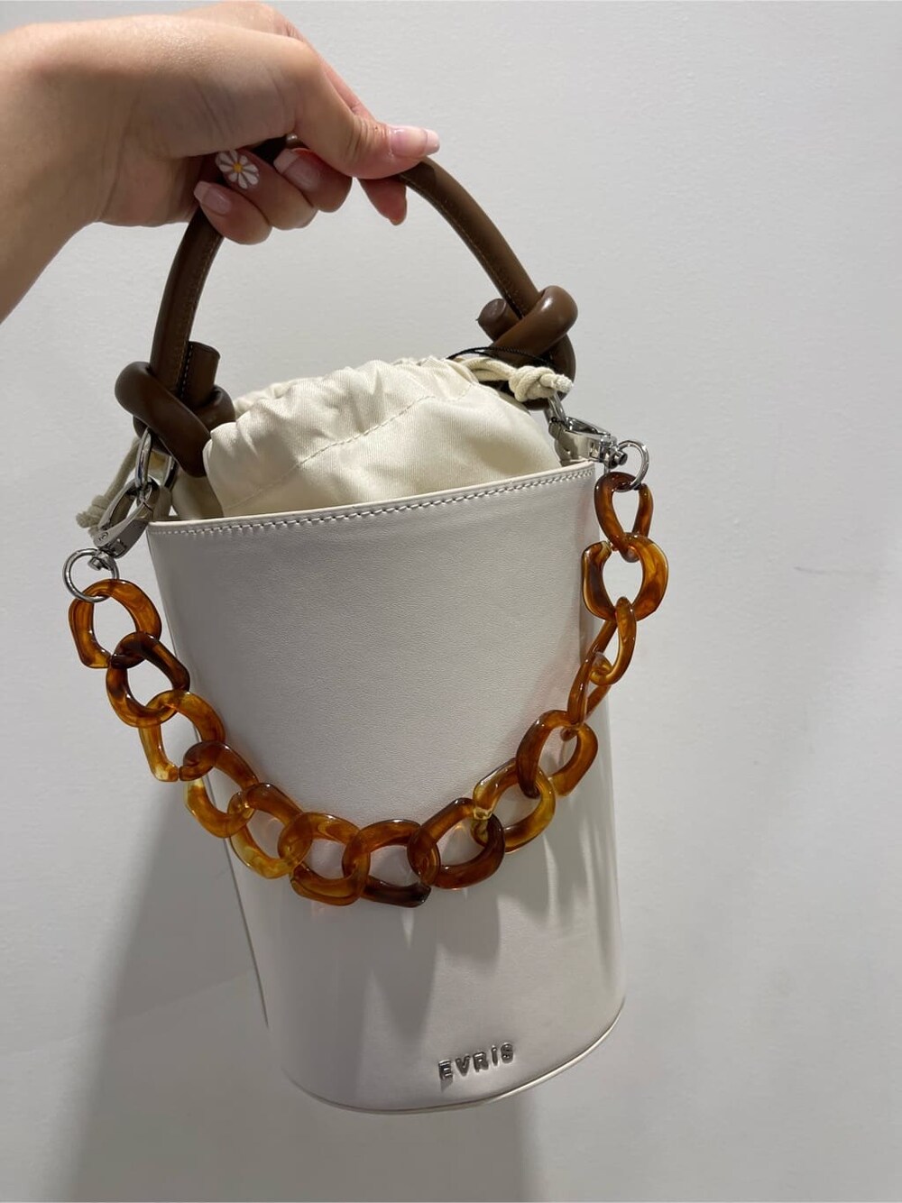 ホワイト系のタンクトップ、ブルー系のシャツ/ブラウス、ホワイト系のショルダーバッグを着用したレディースの春コーディネートの6枚目の写真