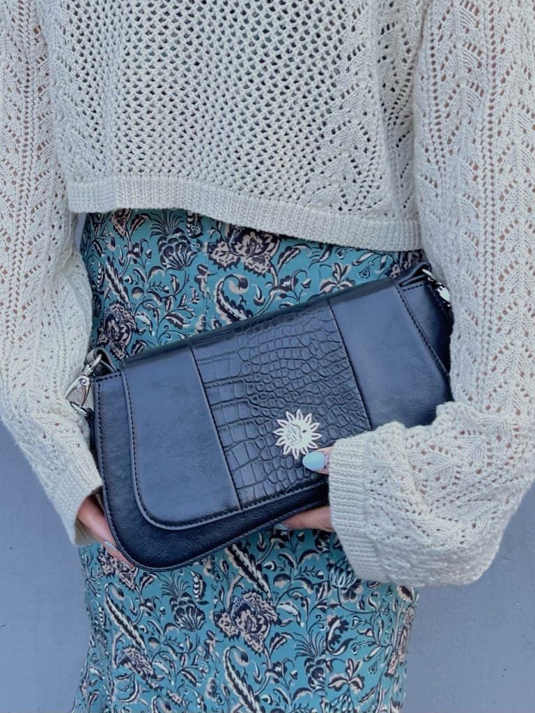 ブラック系のブーツ、グリーン系のワンピース、ホワイト系のニット/セーターを着用したレディースの春コーディネートの8枚目の写真