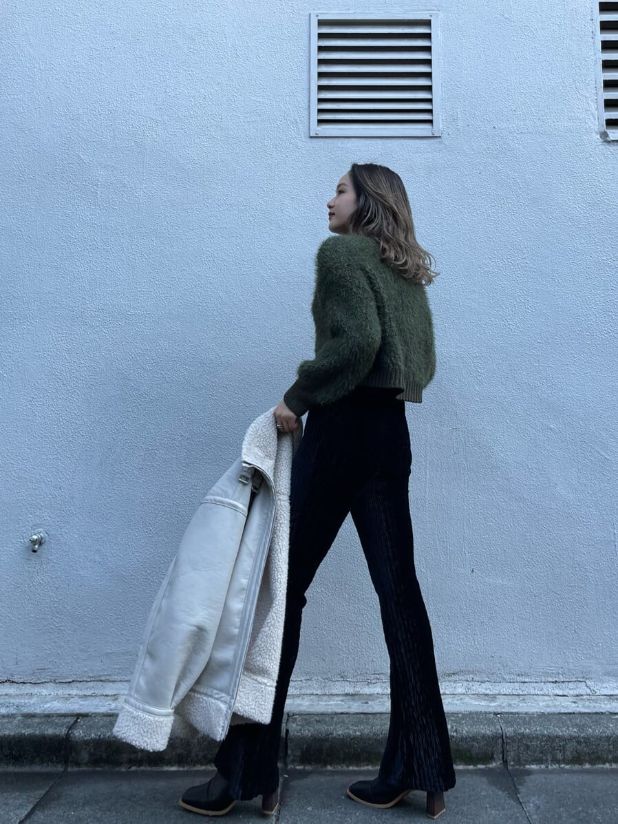 ホワイト系のブルゾン、ベージュ系のニット/セーター、ブラック系のその他パンツを着用したレディースの冬コーディネートの5枚目の写真