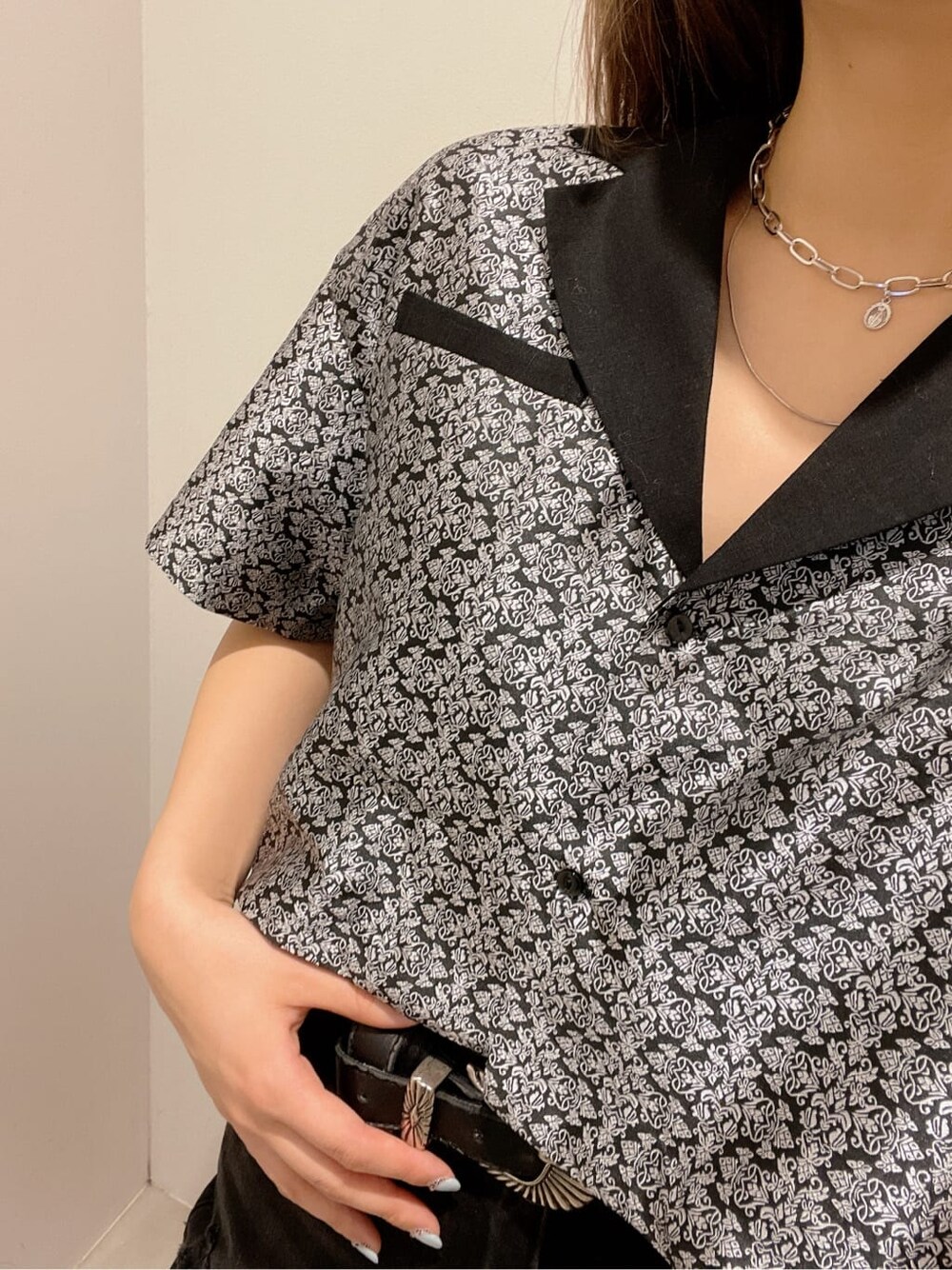 ブラック系のシャツ/ブラウス、ブラック系のデニムパンツ、ホワイト系のベルトを着用したレディースの春コーディネートの5枚目の写真