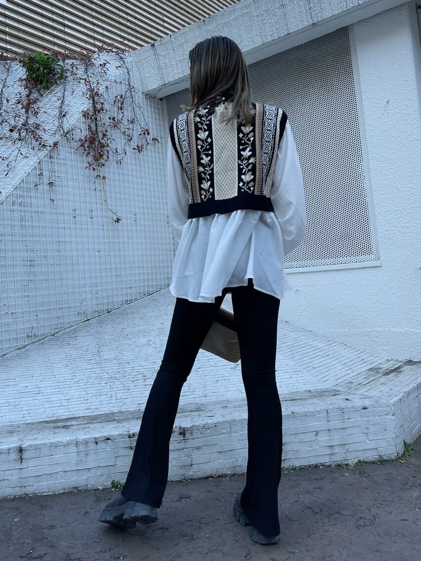 ブラック系のシャツ/ブラウス、ホワイト系のショルダーバッグ、ブラック系のブーツを着用したレディースの冬コーディネートの3枚目の写真