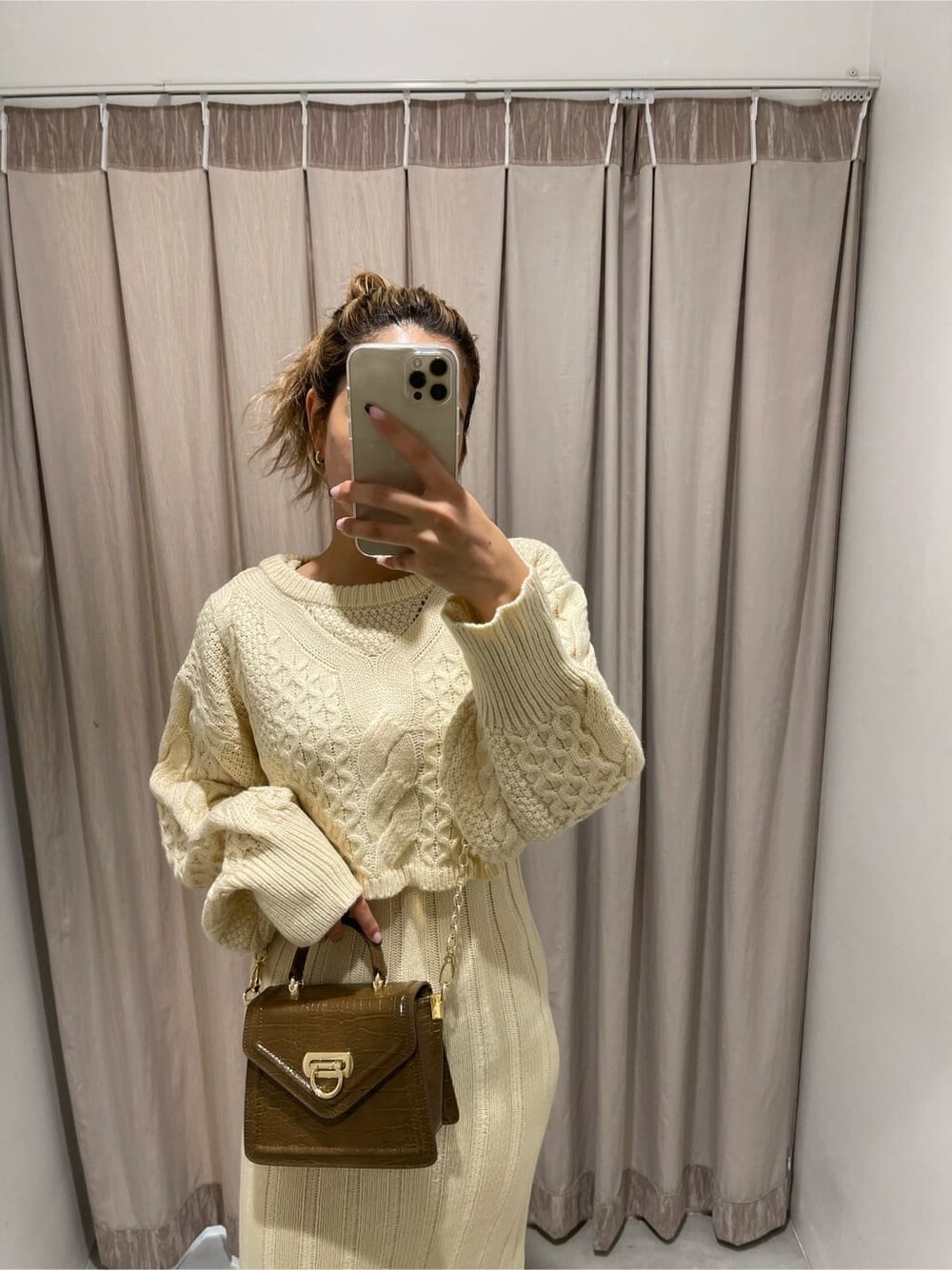 ブラック系のブーツ、ホワイト系のワンピース、ブラウン系のハンドバッグを着用したレディースの秋コーディネートの5枚目の写真