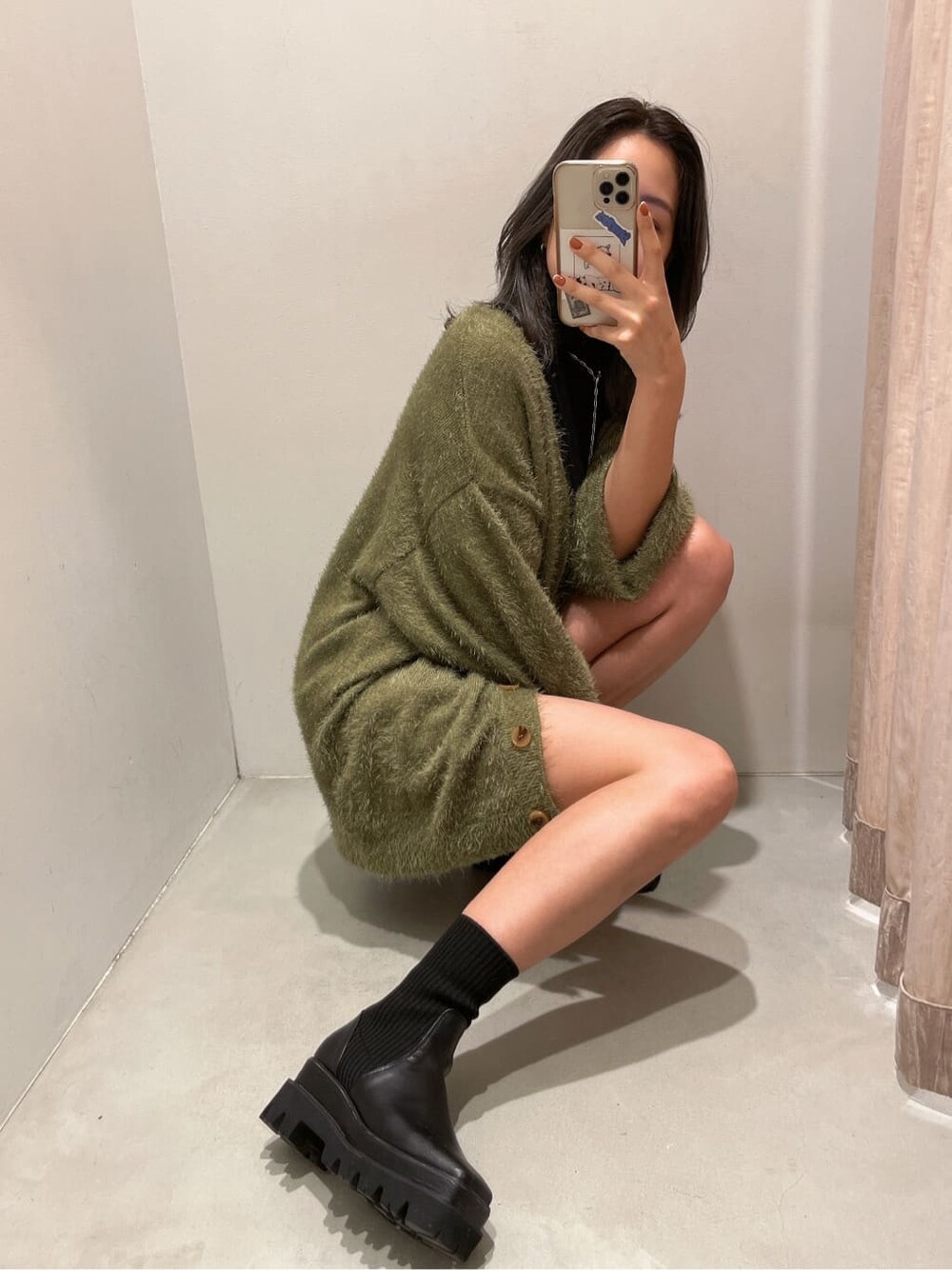 ベージュ系のカーディガン/ボレロ、ブラック系のその他パンツ、ブラック系のニット/セーターを着用したレディースの秋コーディネートの3枚目の写真