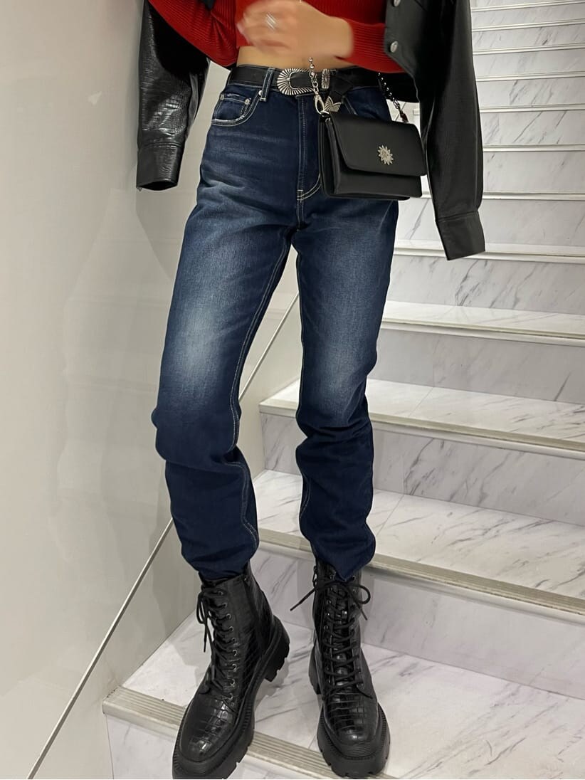 ブラック系のテーラードジャケット、その他のブーツ、ブラック系のショルダーバッグを着用したレディースの秋コーディネートの4枚目の写真