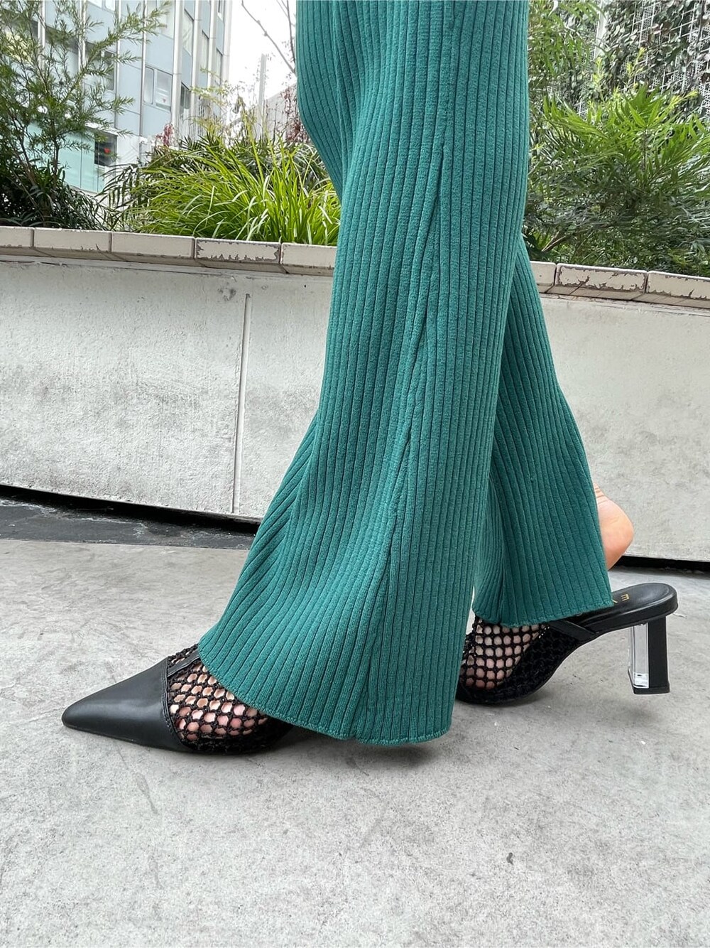 ブラック系のパンプス、ホワイト系のショルダーバッグ、グリーン系のその他パンツを着用したレディースの春コーディネートの6枚目の写真