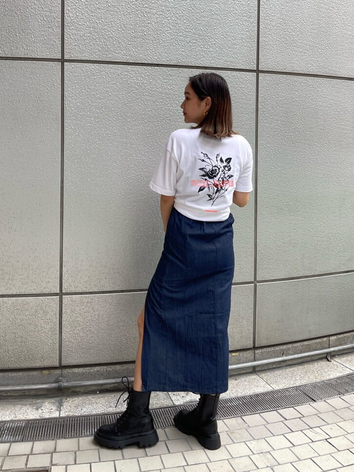 ブルー系のワンピース、ホワイト系のTシャツ/カットソー、ブラック系のブーツを着用したレディースの夏コーディネートの5枚目の写真