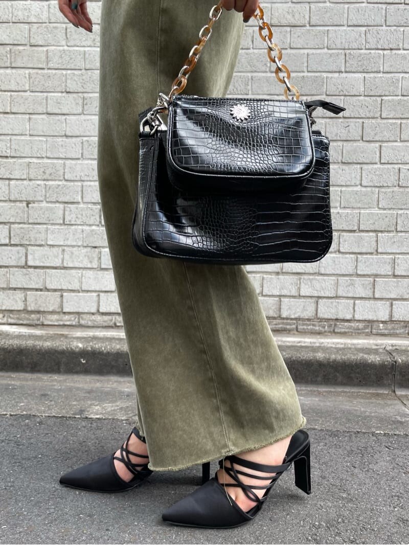 ブラック系のサンダル、ベージュ系のデニムパンツ、ブラック系のショルダーバッグを着用したレディースの秋コーディネートの7枚目の写真