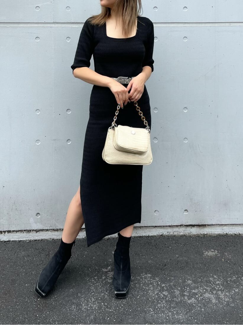ホワイト系のショルダーバッグ、ブラック系のワンピース、ホワイト系のベルトを着用したレディースの秋コーディネートの2枚目の写真