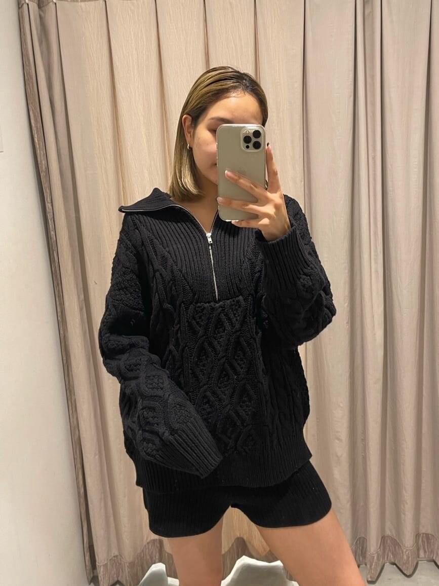 ブラック系のその他パンツ、ホワイト系のブーツ、ブラック系のニット/セーターを着用したレディースの秋コーディネートの3枚目の写真
