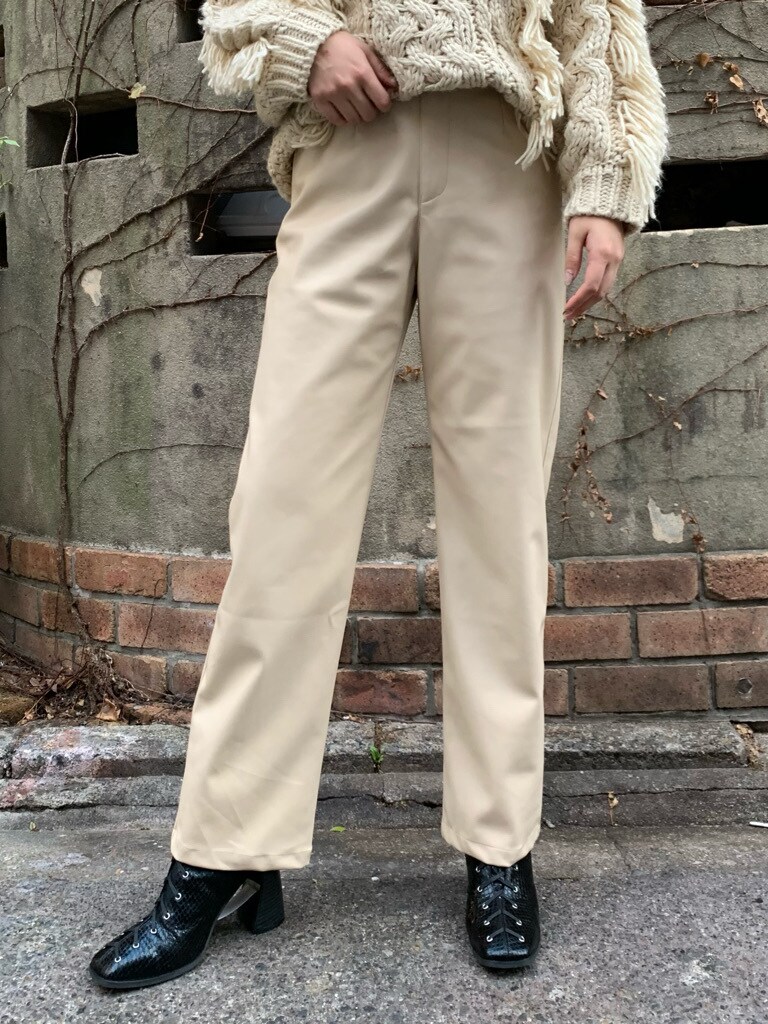 ブラック系のブーツ、ホワイト系のその他パンツを着用したレディースの冬コーディネートの3枚目の写真