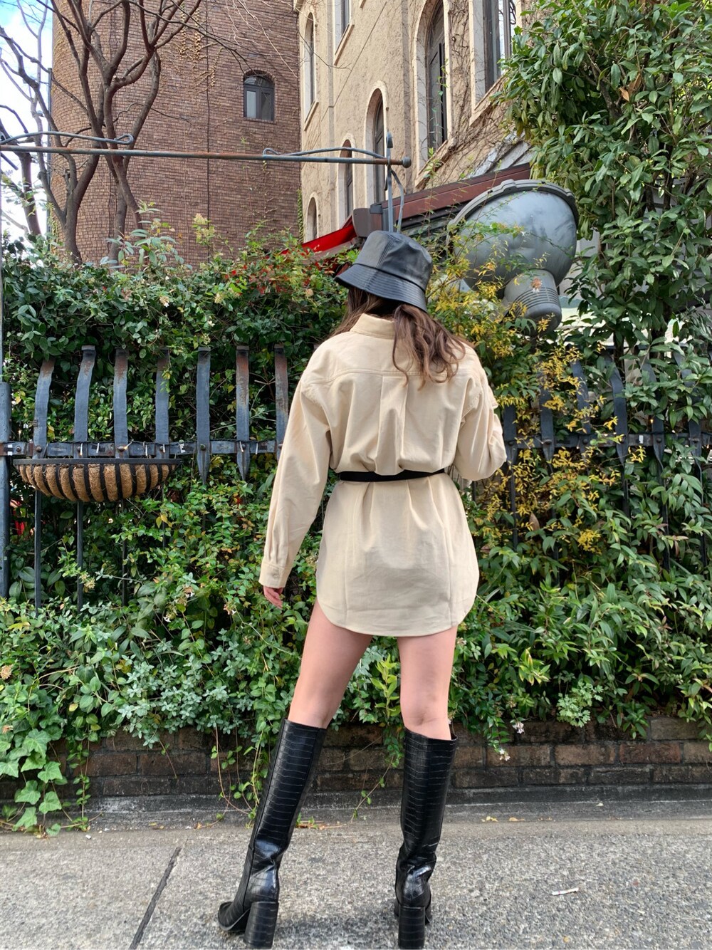 ベージュ系のシャツ/ブラウス、ブラック系のハット、ブラック系のベルトを着用したレディースの冬コーディネートの2枚目の写真