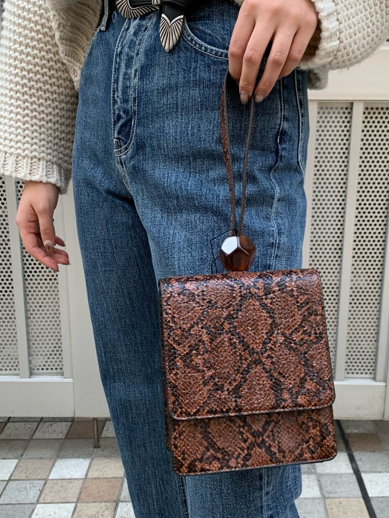 その他のハンドバッグを着用したレディースの冬コーディネートの5枚目の写真