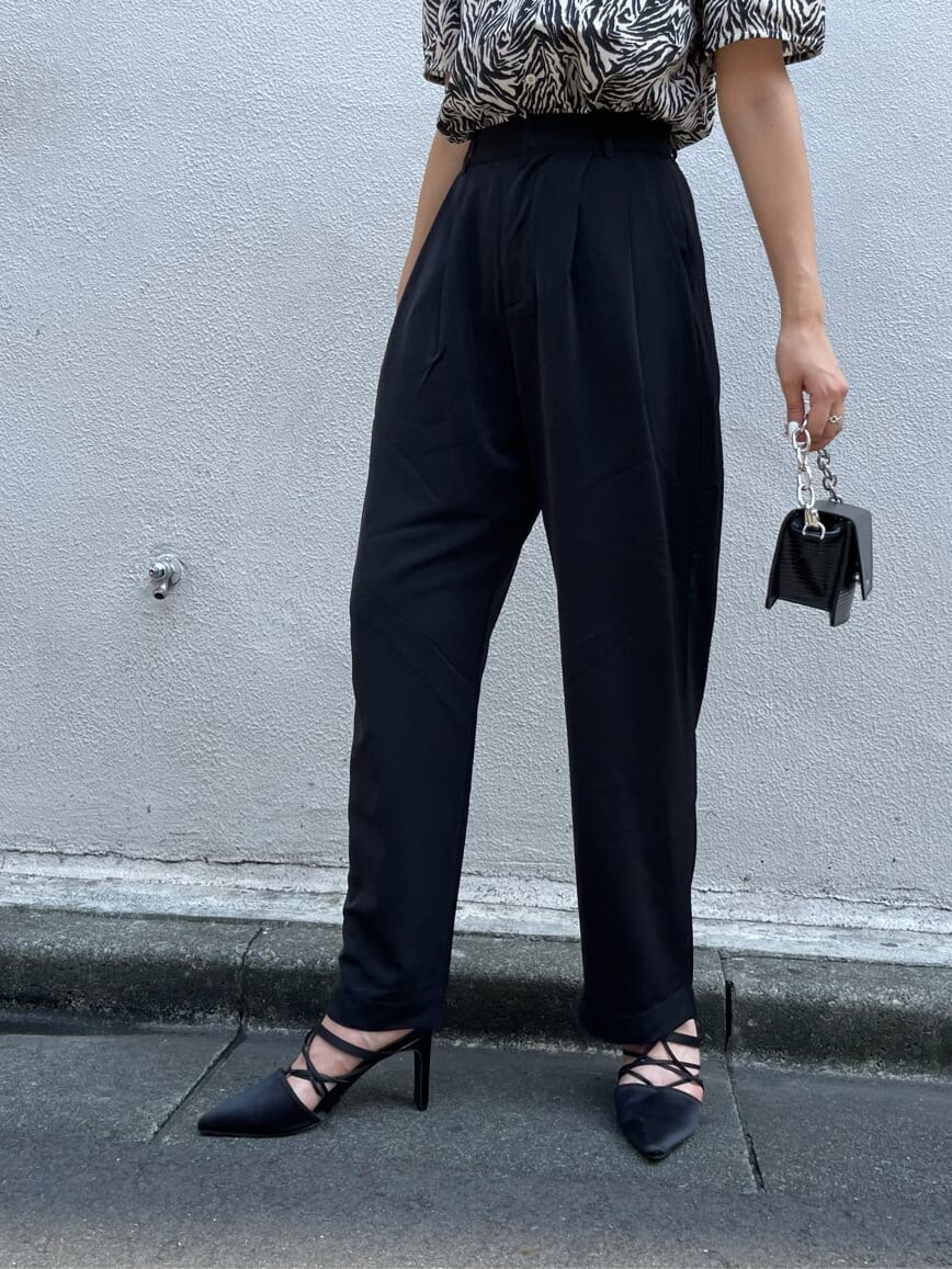 ホワイト系のシャツ/ブラウス、ブラック系のサンダル、ブラック系のその他パンツを着用したレディースの夏コーディネートの6枚目の写真