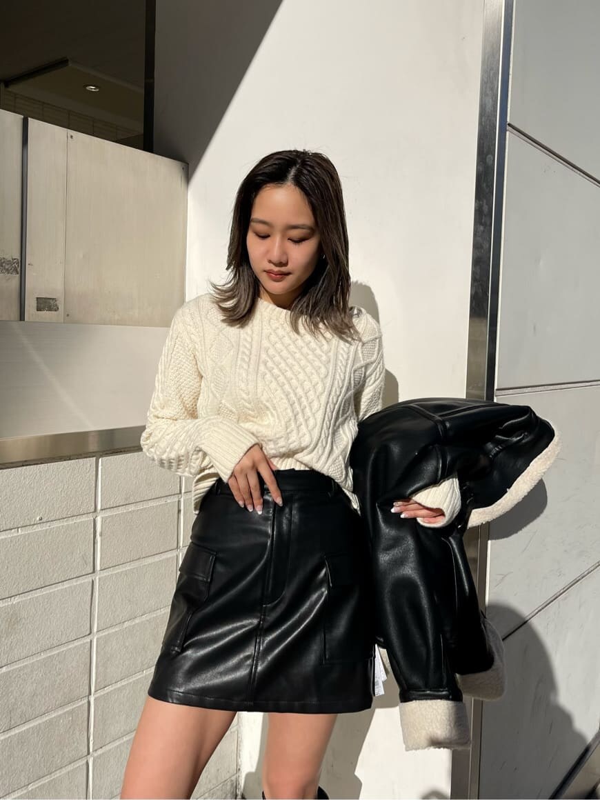 ブラック系のブルゾン、ブラック系のブーツ、ホワイト系のニット/セーターを着用したレディースの冬コーディネートの3枚目の写真