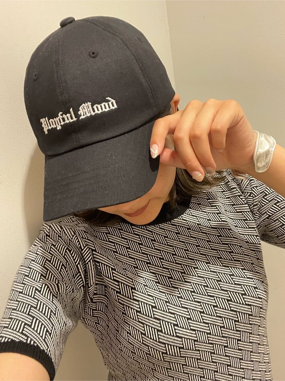 ブラック系のブーツ、ブラック系のワンピース、ブラック系のキャップを着用したレディースの夏コーディネートの6枚目の写真