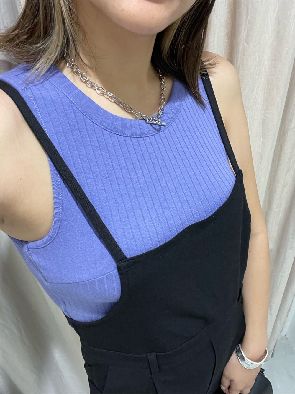 ブラック系のサロペット/オーバーオール、パープル系のタンクトップ、ブラック系のショルダーバッグを着用したレディースの夏コーディネートの6枚目の写真