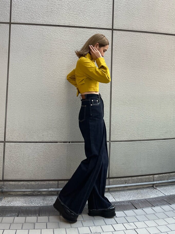 ブラック系のスリッポン、ブルー系のデニムパンツ、イエロー系のTシャツ/カットソーを着用したレディースの夏コーディネートの3枚目の写真