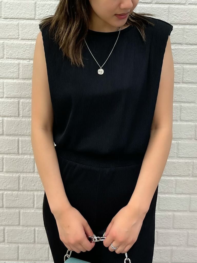 その他のサンダル、ブラック系のスラックス、ブラック系のTシャツ/カットソーを着用したレディースの夏コーディネートの4枚目の写真