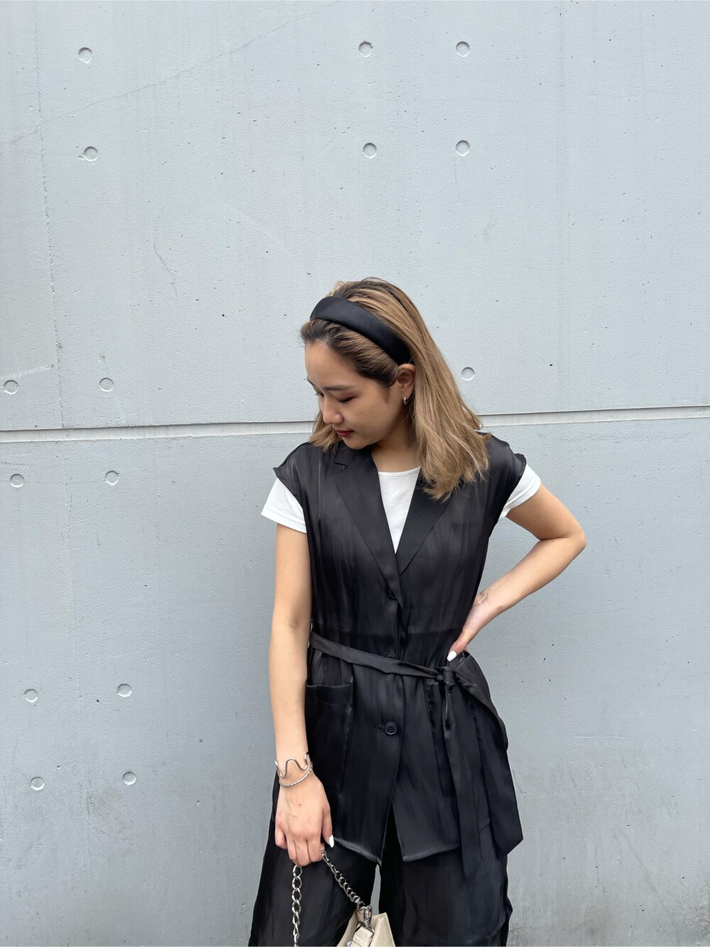 ベージュ系のTシャツ/カットソー、ブラック系のテーラードジャケット、ブラック系のその他パンツを着用したレディースの春コーディネートの2枚目の写真