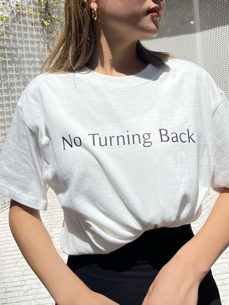 ブラック系のスカート、ブラック系のボストンバッグ、ホワイト系のTシャツ/カットソーを着用したレディースの夏コーディネートの5枚目の写真