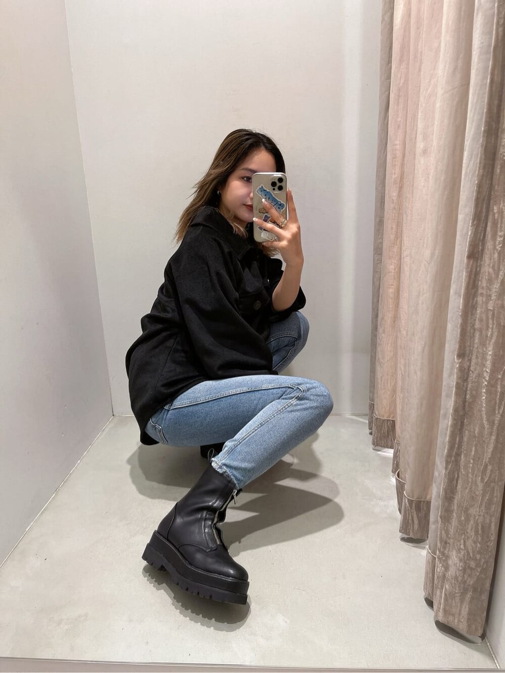 ブラック系のシャツ/ブラウス、ブラック系のブーツ、ゴールド系のリングを着用したレディースの冬コーディネートの2枚目の写真