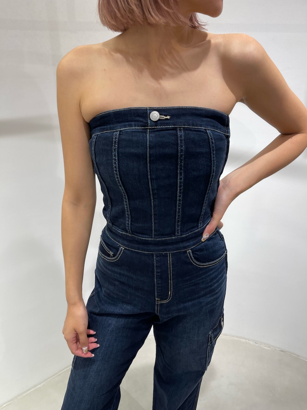 ブラック系のサンダル、ブルー系のつなぎ/オールインワン、ブラック系のショルダーバッグを着用したレディースの夏コーディネートの6枚目の写真