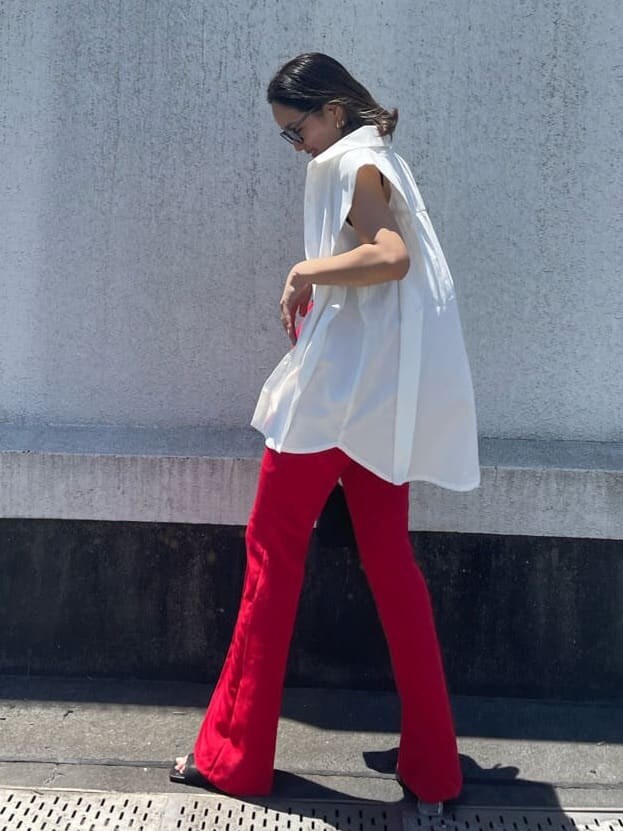 ブラック系のハンドバッグ、ブラック系のキャミソール、ホワイト系のシャツ/ブラウスを着用したレディースの夏コーディネートの3枚目の写真