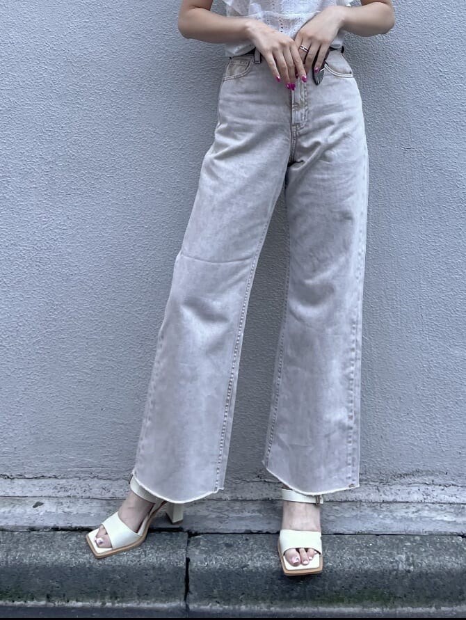 ホワイト系のシャツ/ブラウス、ベージュ系のデニムパンツ、ホワイト系のサンダルを着用したレディースの春コーディネートの7枚目の写真