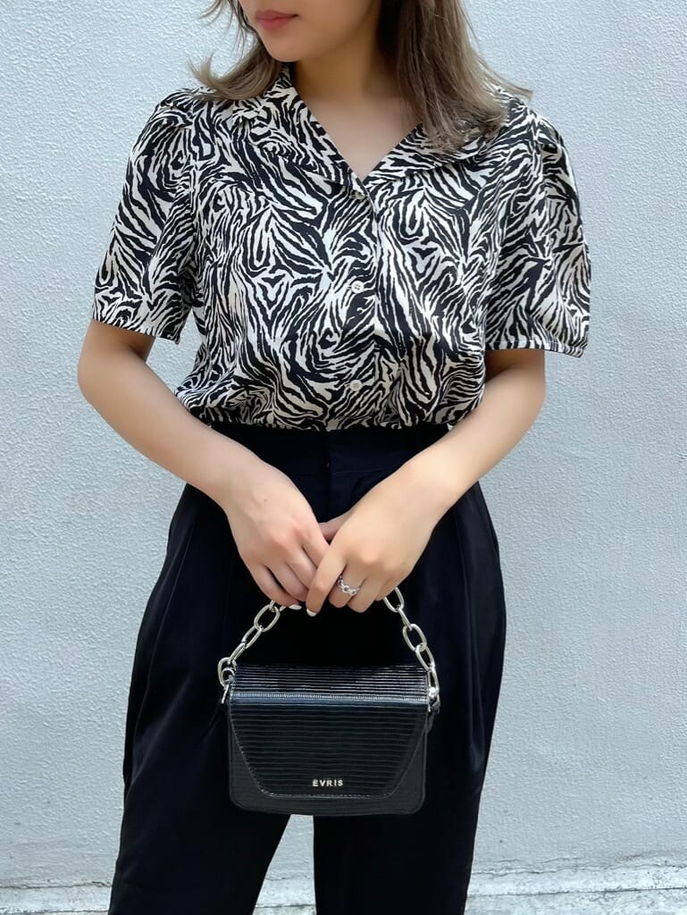 ホワイト系のシャツ/ブラウス、ブラック系のサンダル、ブラック系のその他パンツを着用したレディースの夏コーディネートの2枚目の写真