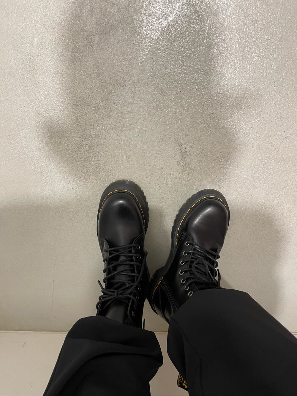 ブラック系のブーツ、ブラック系のその他パンツ、ホワイト系のTシャツ/カットソーを着用したレディースの春コーディネートの7枚目の写真