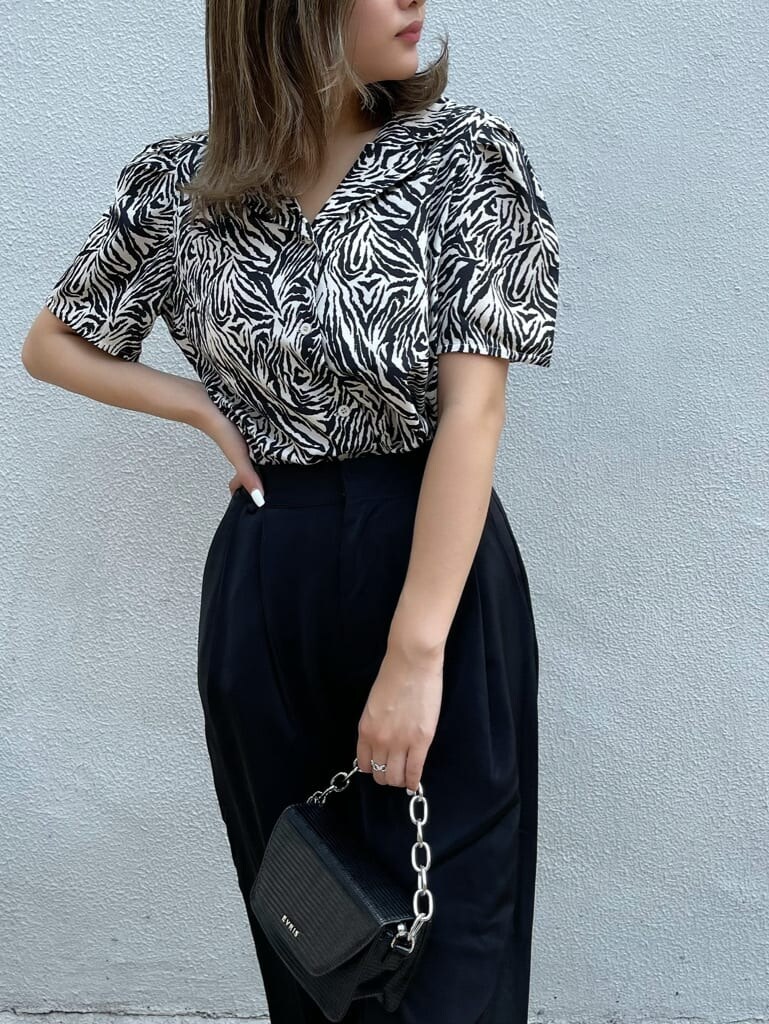 ホワイト系のシャツ/ブラウス、ブラック系のサンダル、ブラック系のその他パンツを着用したレディースの夏コーディネートの3枚目の写真