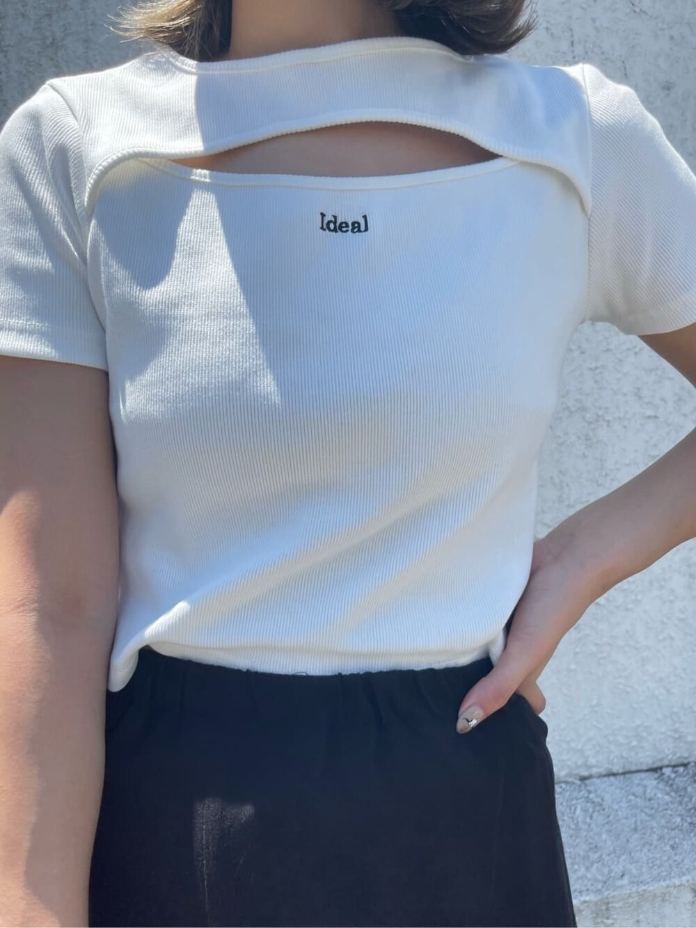 ブラック系のサンダル、ブラック系のショルダーバッグ、ホワイト系のTシャツ/カットソーを着用したレディースの夏コーディネートの5枚目の写真