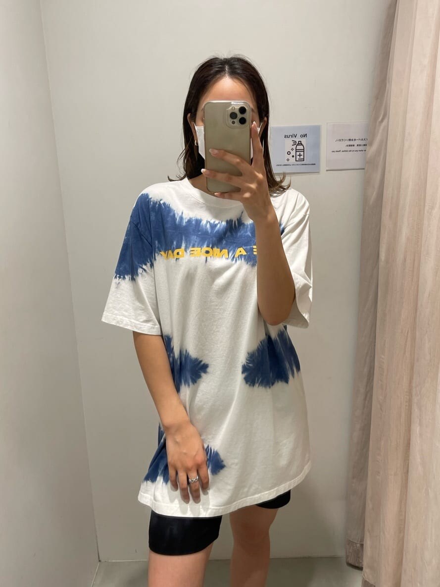 ブルー系のワンピース、ブラック系のその他パンツ、ブラック系のブーツを着用したレディースの夏コーディネートの2枚目の写真