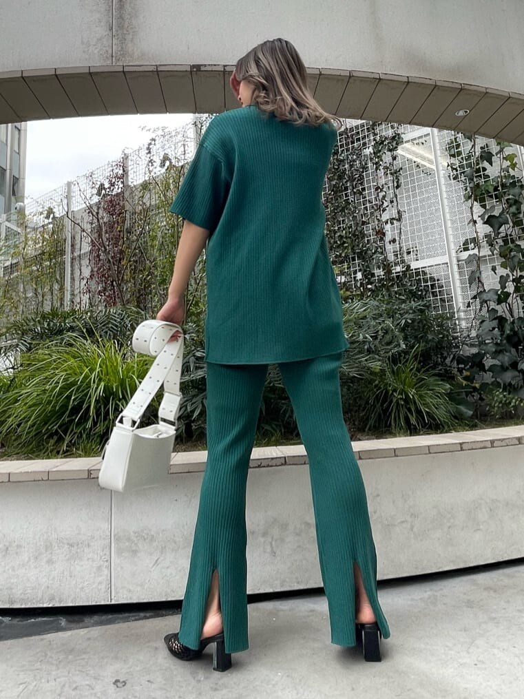 ブラック系のパンプス、ホワイト系のショルダーバッグ、グリーン系のその他パンツを着用したレディースの春コーディネートの4枚目の写真