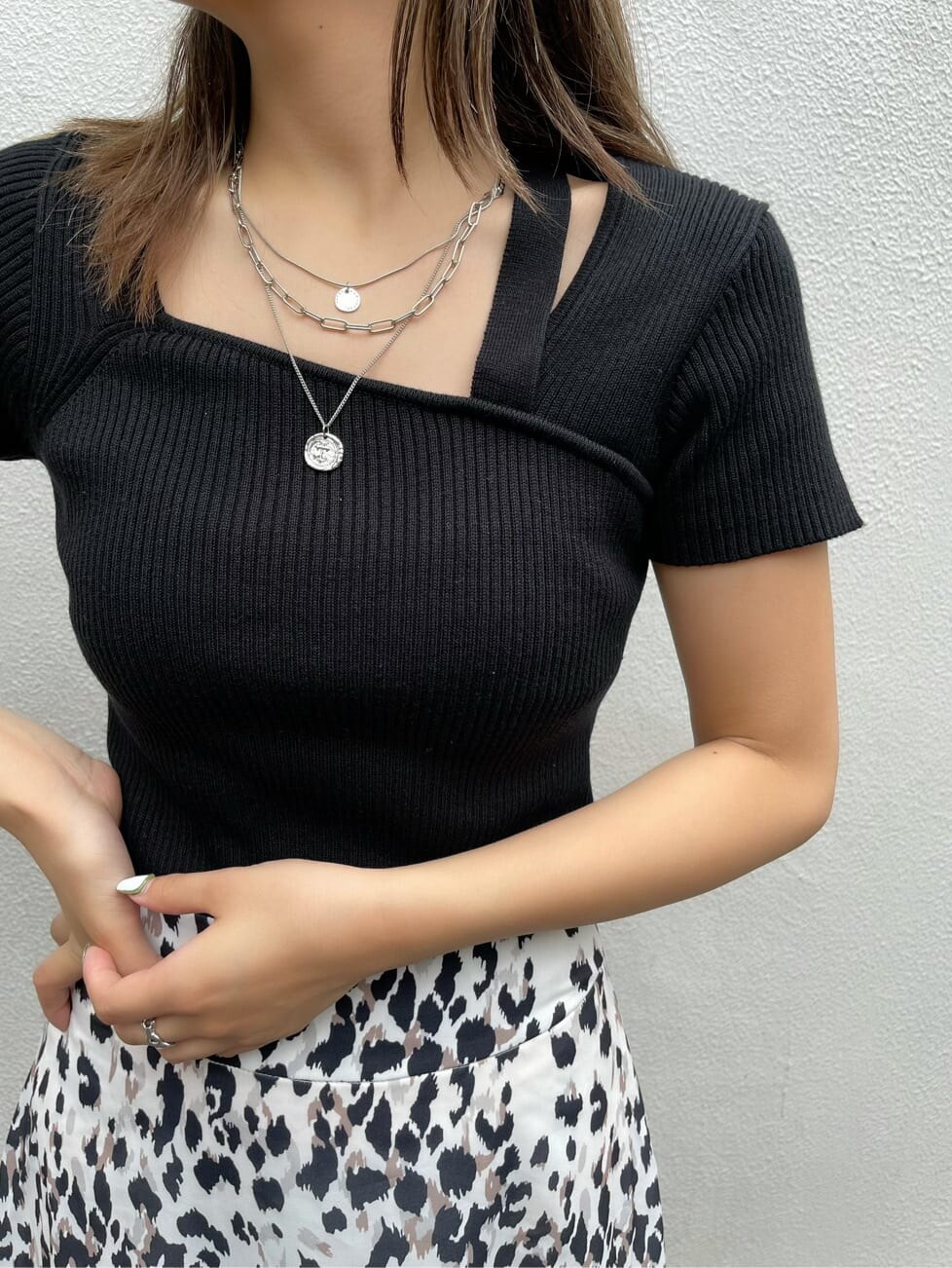 その他のスカート、ブラック系のサンダル、ブラック系のニット/セーターを着用したレディースの夏コーディネートの8枚目の写真