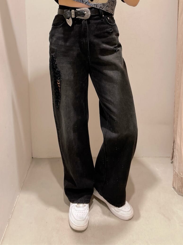 ブラック系のシャツ/ブラウス、ブラック系のデニムパンツ、ホワイト系のベルトを着用したレディースの春コーディネートの6枚目の写真