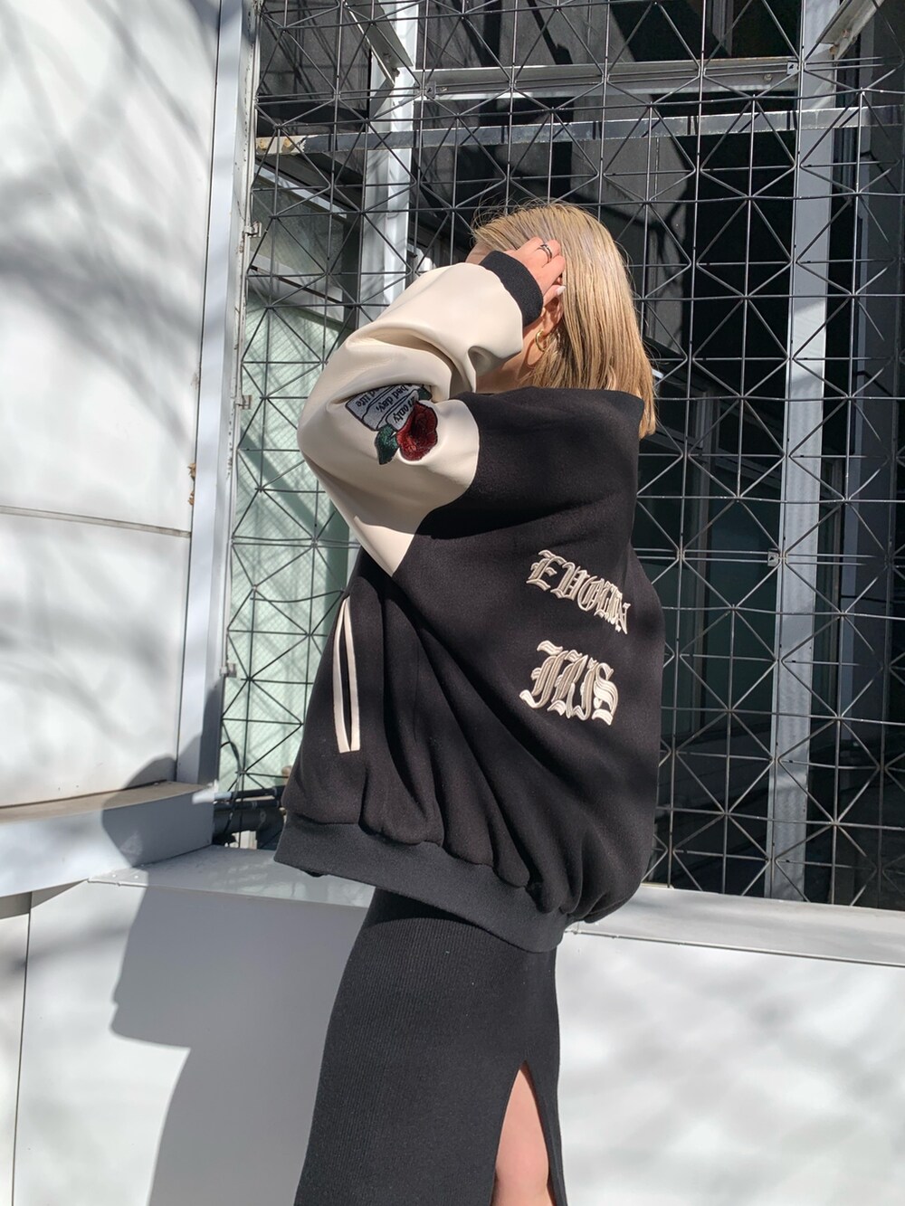 その他のスタジャン、ブラック系のボディバッグ/ウエストポーチ、ブラック系のブーツを着用したレディースの冬コーディネートの7枚目の写真