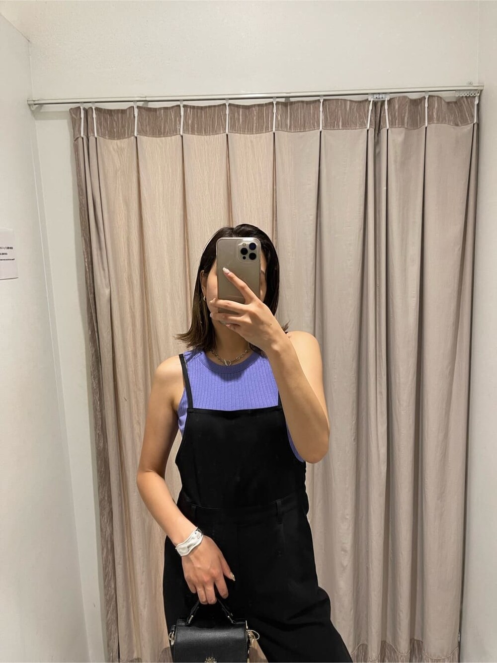 ブラック系のサロペット/オーバーオール、パープル系のタンクトップ、ブラック系のショルダーバッグを着用したレディースの夏コーディネートの4枚目の写真