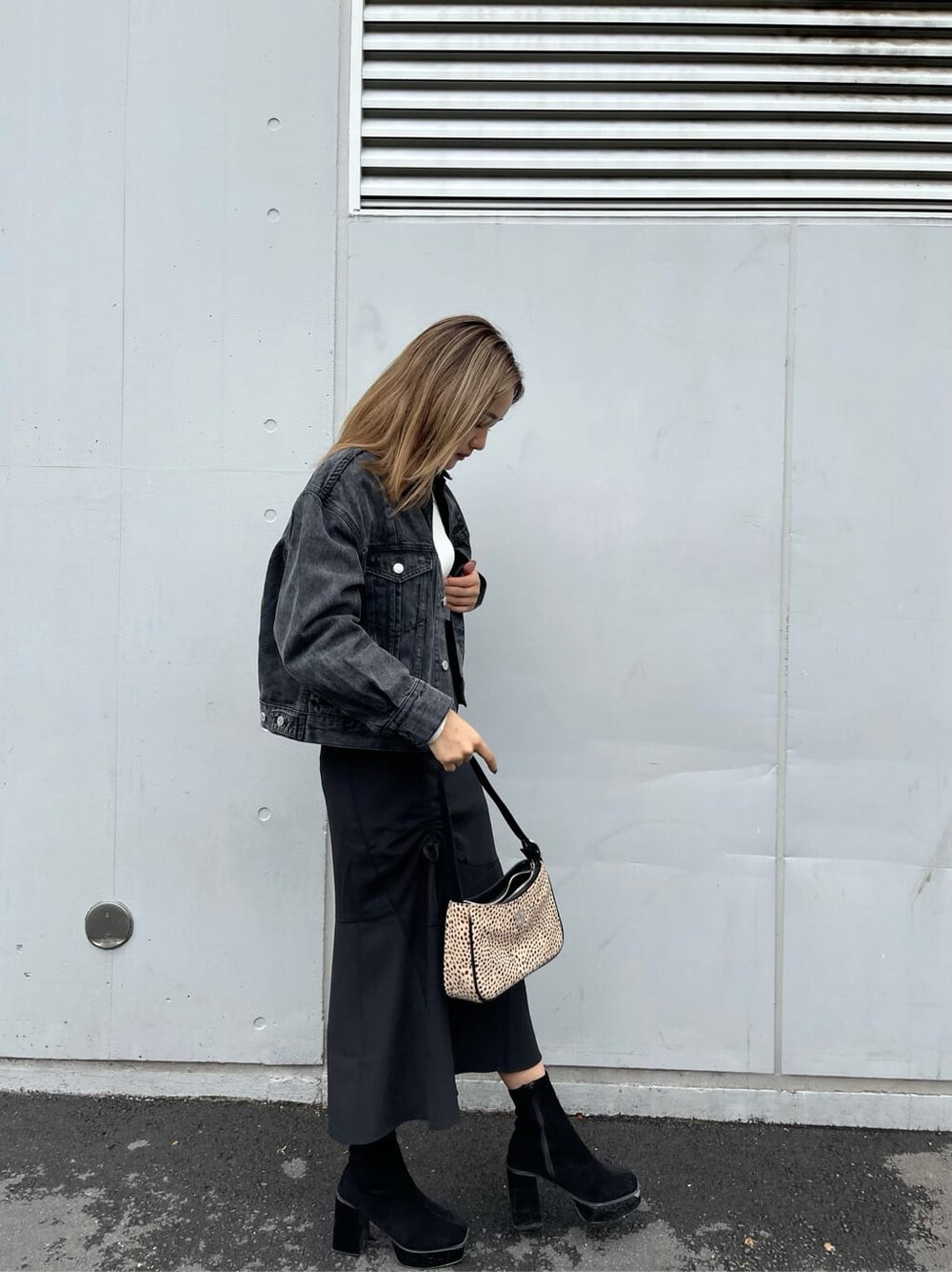 その他のショルダーバッグ、ブラック系のスカート、ブラック系のデニムジャケットを着用したレディースの秋コーディネートの2枚目の写真