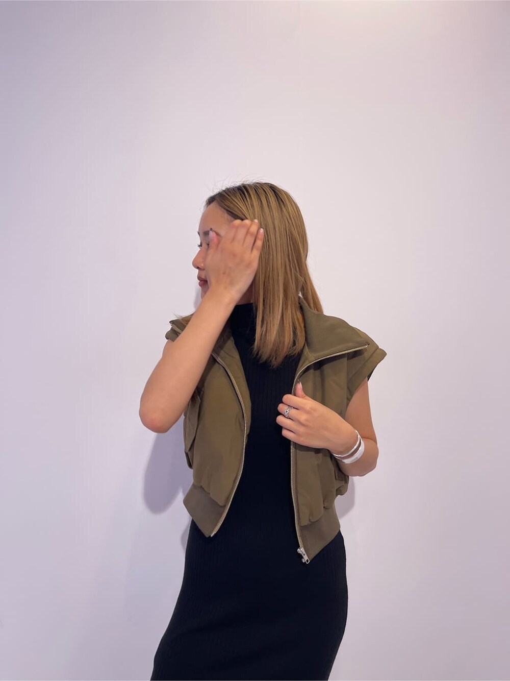 ブラック系のワンピース、ベージュ系のMA-1、ブラック系のショルダーバッグを着用したレディースの秋コーディネートの5枚目の写真