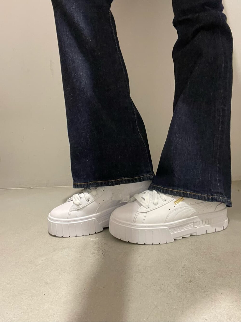 ブルー系のデニムパンツ、グレー系のTシャツ/カットソー、ホワイト系のスニーカーを着用したレディースの秋コーディネートの7枚目の写真