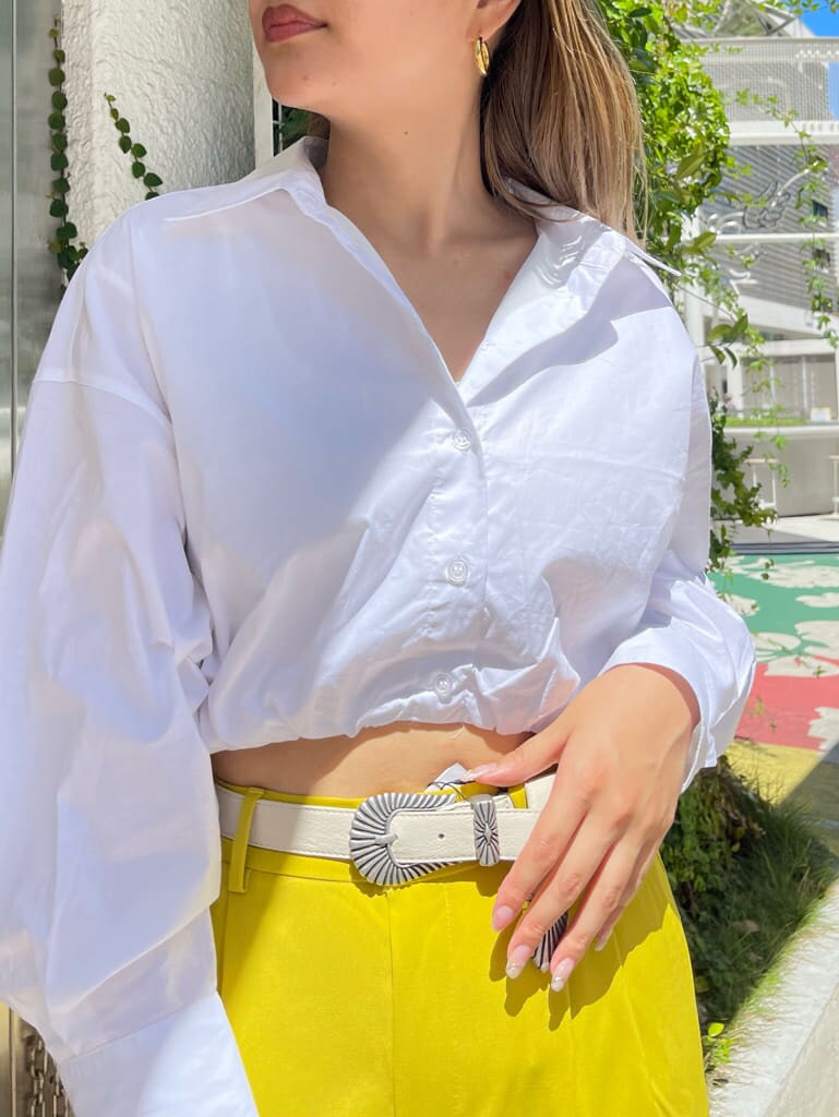 ホワイト系のサンダル、ホワイト系のシャツ/ブラウス、イエロー系のスラックスを着用したレディースの夏コーディネートの4枚目の写真