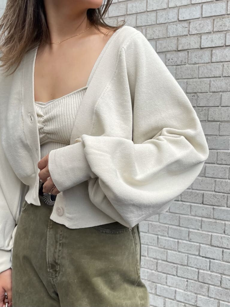 ブラック系のサンダル、ベージュ系のデニムパンツ、ブラック系のショルダーバッグを着用したレディースの秋コーディネートの4枚目の写真