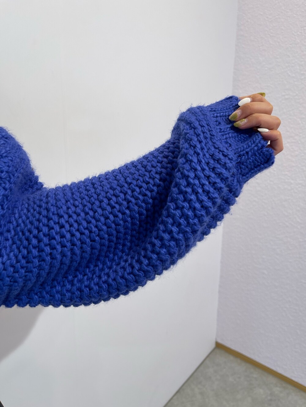 ブラック系のブーツ、ブルー系のニット/セーター、ブラック系のその他パンツを着用したレディースの冬コーディネートの7枚目の写真