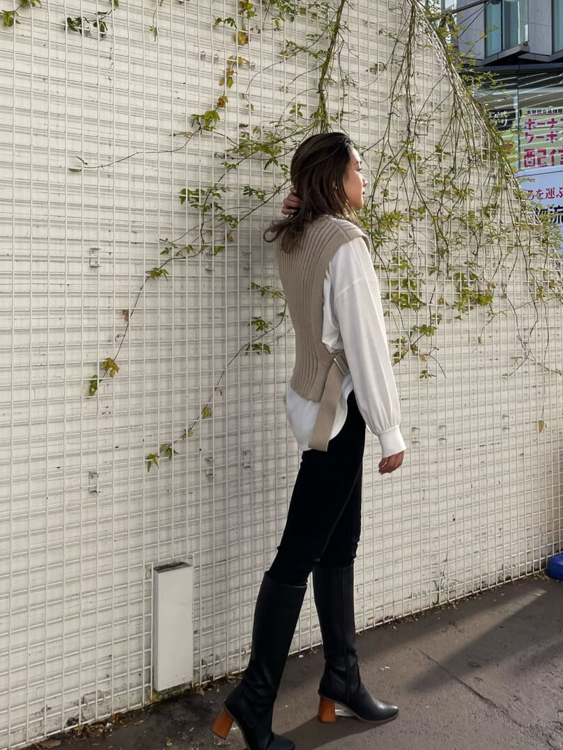 ブラック系のデニムパンツ、ブラック系のブーツ、ブラック系のダウンジャケット/コートを着用したレディースの冬コーディネートの7枚目の写真