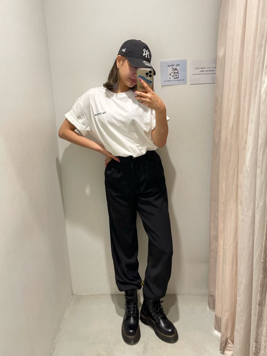 ブラック系のブーツ、ブラック系のその他パンツ、ホワイト系のTシャツ/カットソーを着用したレディースの春コーディネートの2枚目の写真