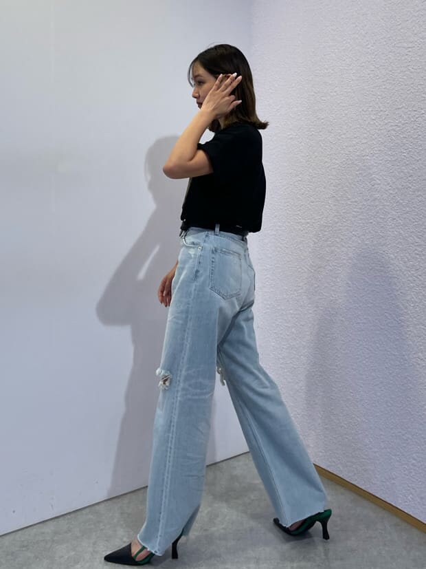 イエロー系のサンダル、ブルー系のデニムパンツ、ブラック系のTシャツ/カットソーを着用したレディースの夏コーディネートの3枚目の写真