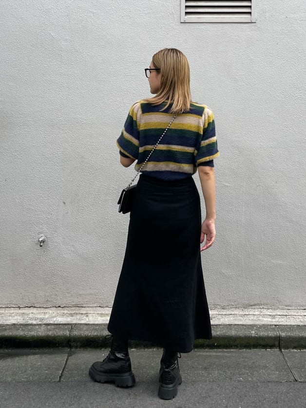 ブラック系のスカート、その他のブーツ、ブラック系のショルダーバッグを着用したレディースの秋コーディネートの4枚目の写真