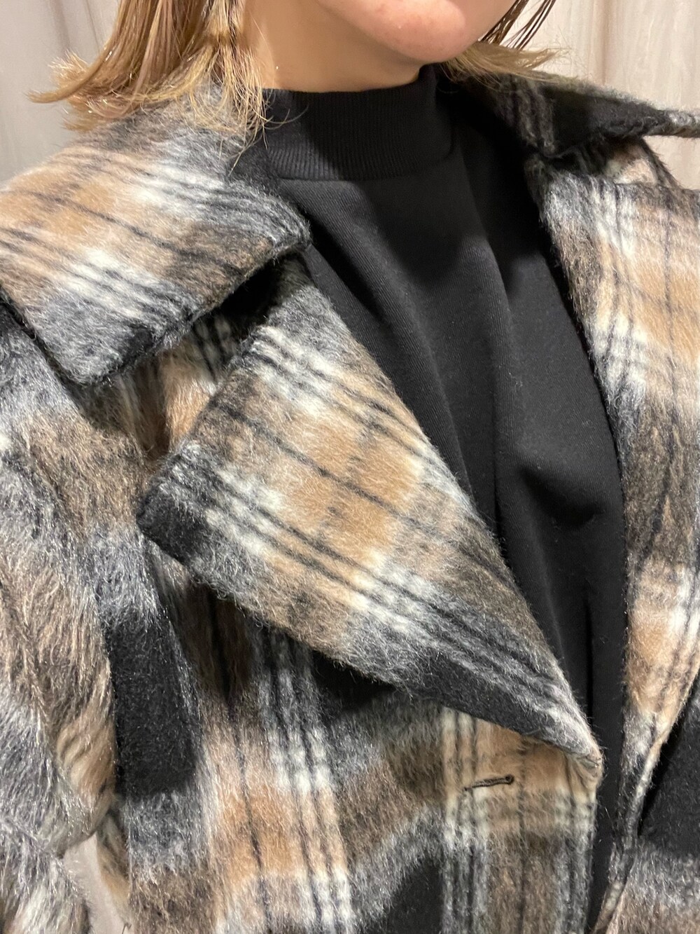 ブラック系のブーツ、グレー系のその他アウター、ブラック系のワンピースを着用したレディースの冬コーディネートの8枚目の写真